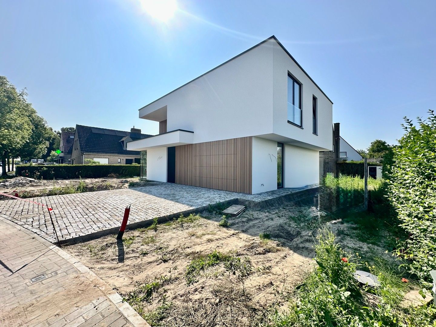 Prachtige nieuwbouw villa met zonnige tuin en terrassen op fietsafstand van de zee. foto 8