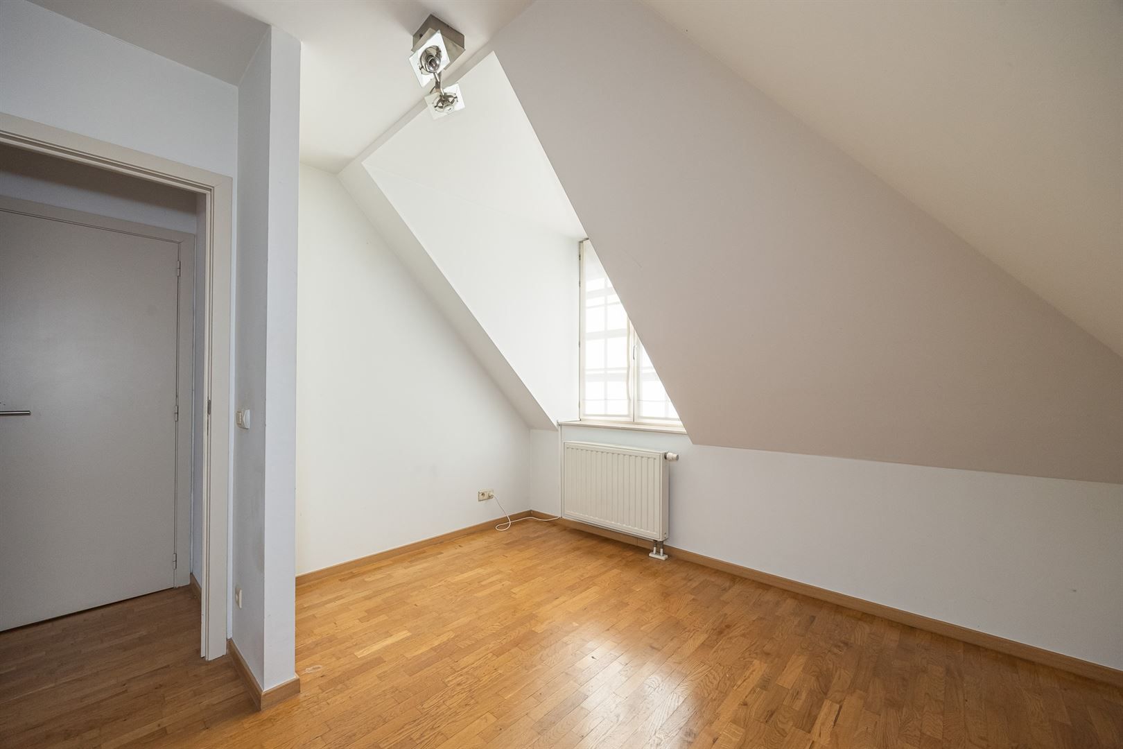 Ruim, lichtrijk appartement met terras en wijds, open zicht. foto 17