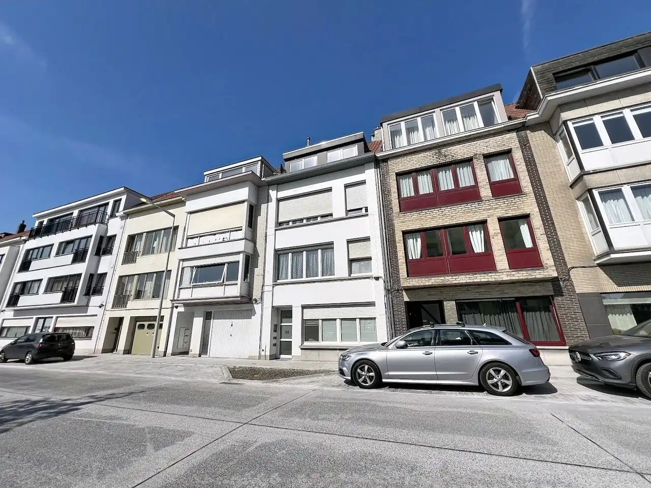 Instapklaar appartement met centrale ligging nabij het station in Heist foto {{pictureIndex}}