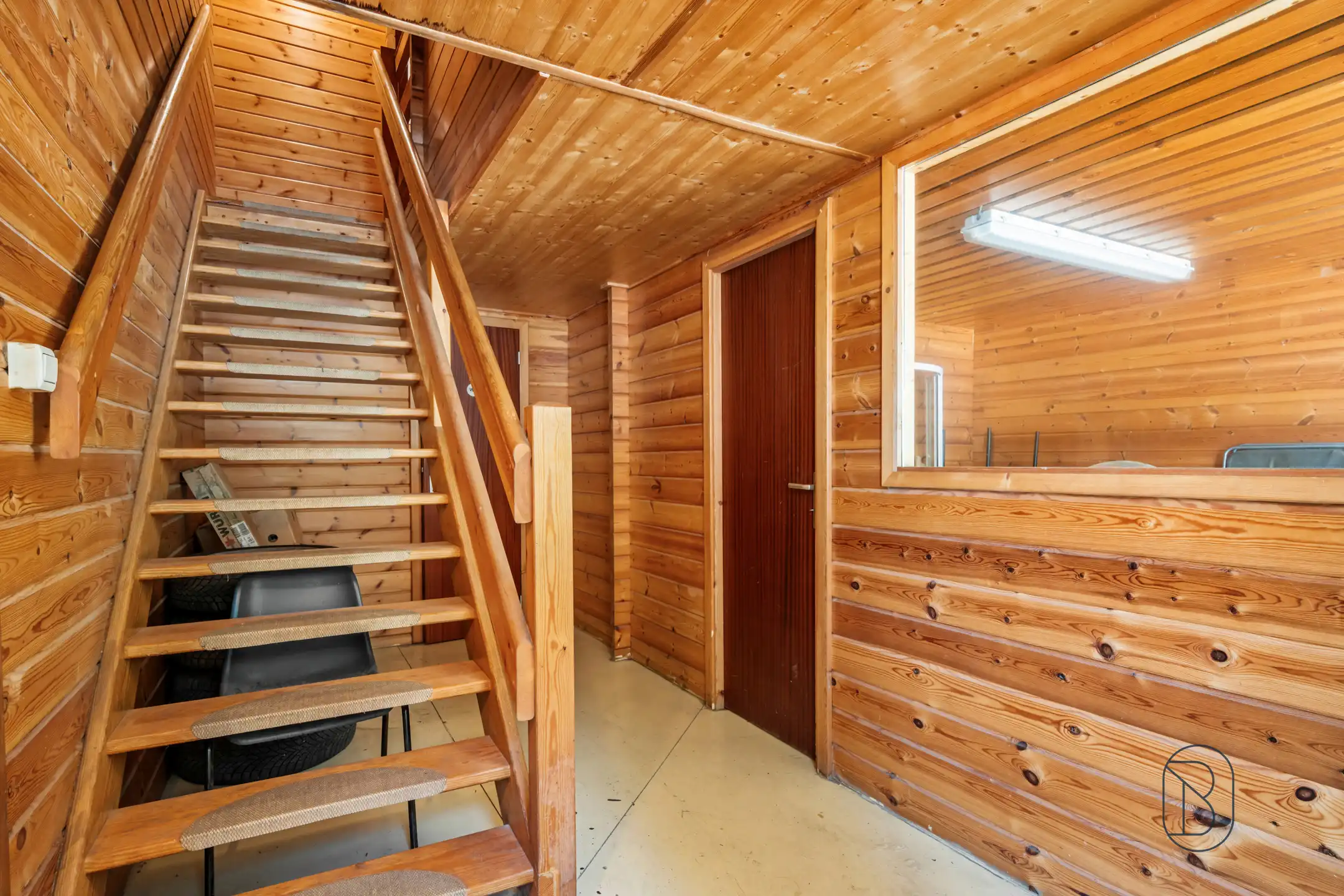 Loods met appartement + studio op 1,45 hectare foto 12
