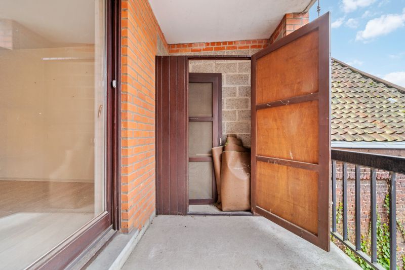 Roeselare-stadskern. Ruim verzorgd appartement van 118m3 met 3 slaapkamers, 2 terrassen, 3de verdieping. Uiterst ruim met zicht op de Grote Markt. TOPPER ! foto 13