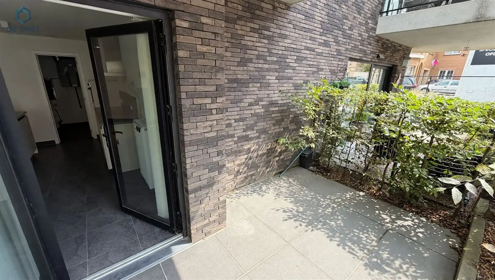 PRACHTIG GELIJKVLOERS APPARTEMENT MET 2 SLP EN TERRAS EN CARPORT TE DENDERWINDEKE foto 3