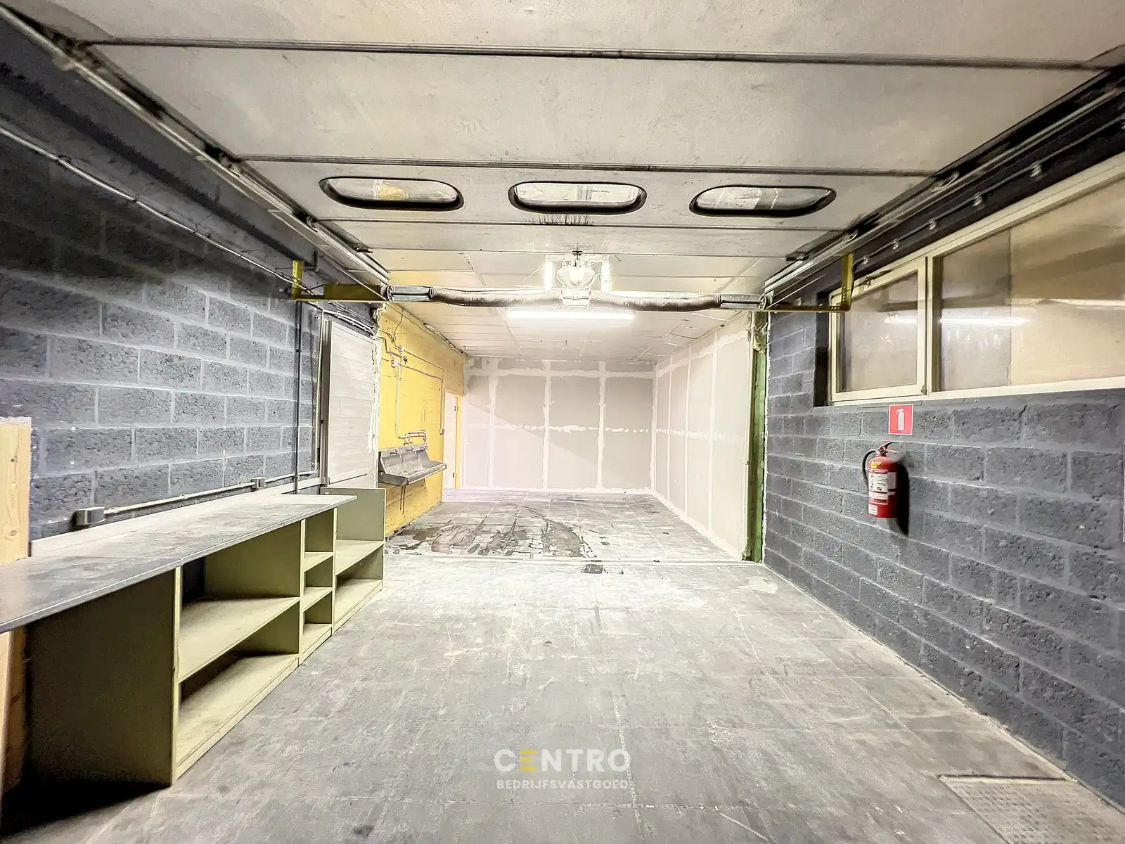 Goed gelegen OPSLAGPLAATS met BUREEL op bedrijfssite te Rumbeke. foto 5