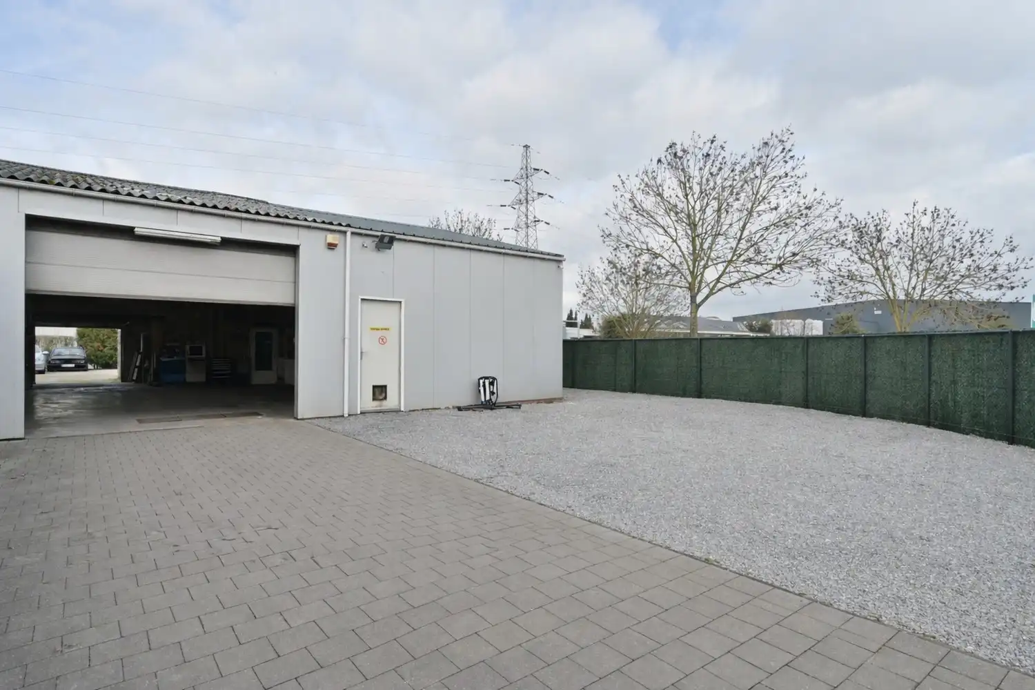 Woning met bedrijfshal op volledig omheind perceel foto 6