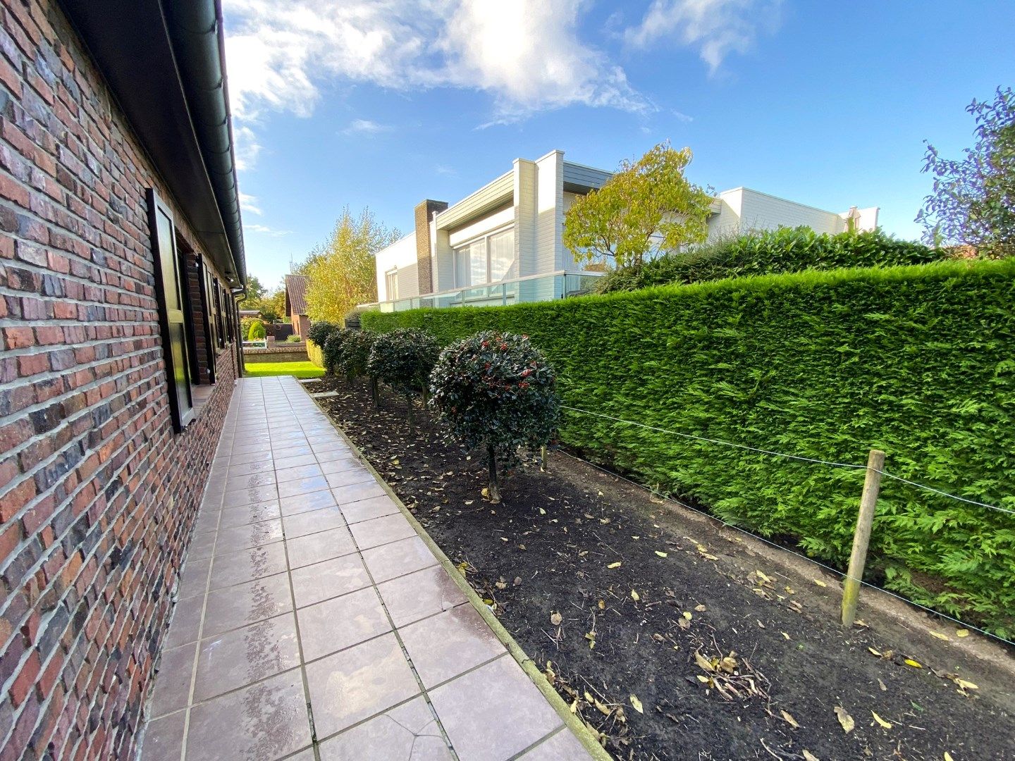 Alleenstaande villa met 5 kamers, bureau en dubbele garage in een rustige buurt. foto 10