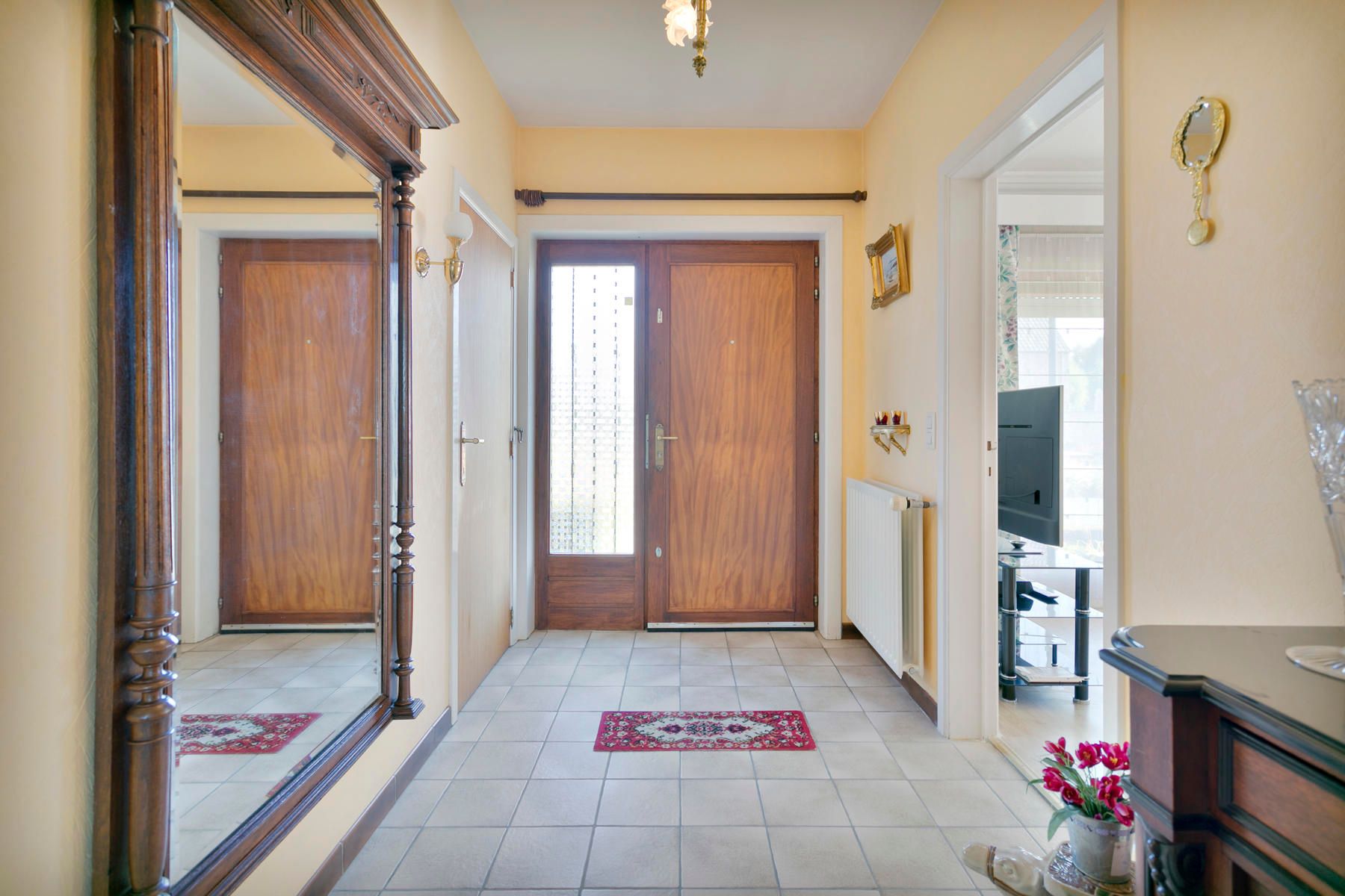 Bungalow met 2 garages, tuin en 3 slaapkamers! foto 5