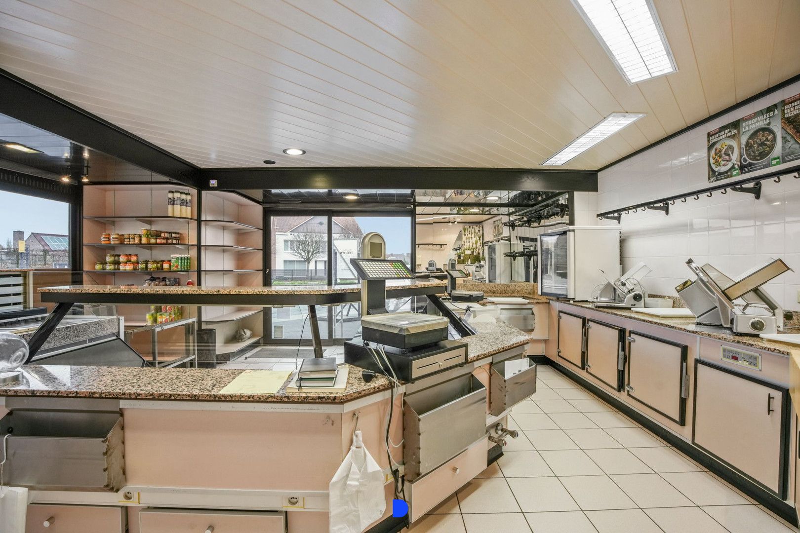 Handelspand met woonst op commerciële ligging. foto 11