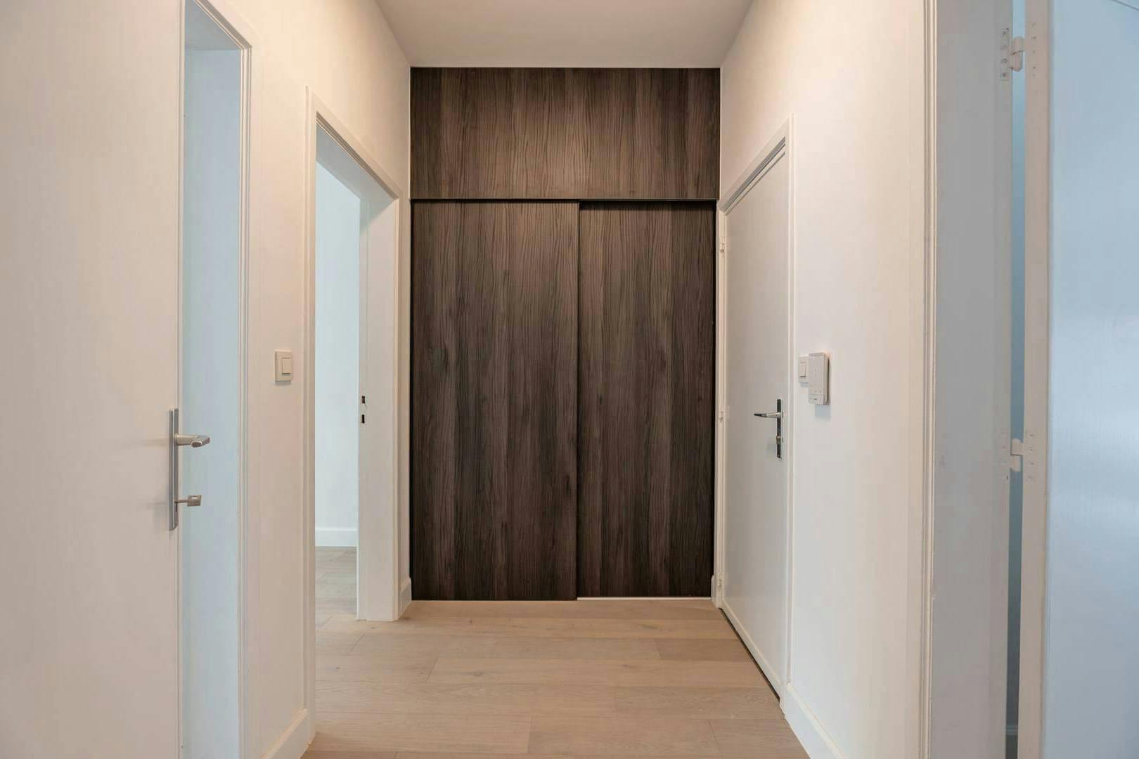 Gerenoveerd gelijkvloers appartement met twee slaapkamers foto 3