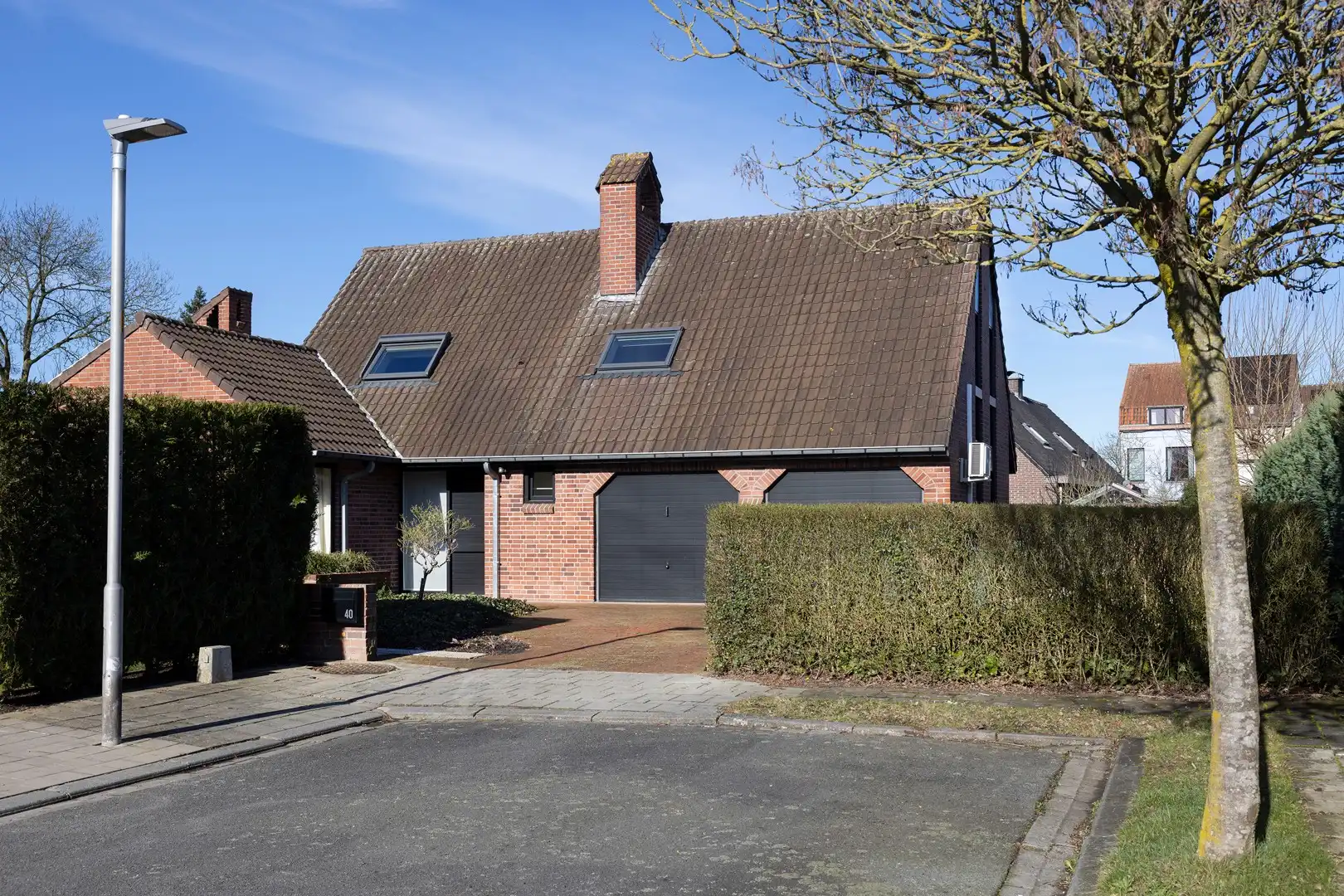 Alleenstaande woning gelegen in doodlopende straat. foto {{pictureIndex}}