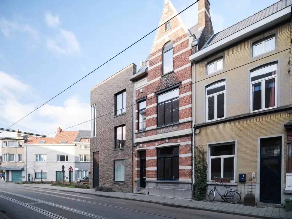 Karaktervolle gezinswoning met vier slaapkamers, twee badkamers en een mooi ingerichte buitenruimte foto {{pictureIndex}}