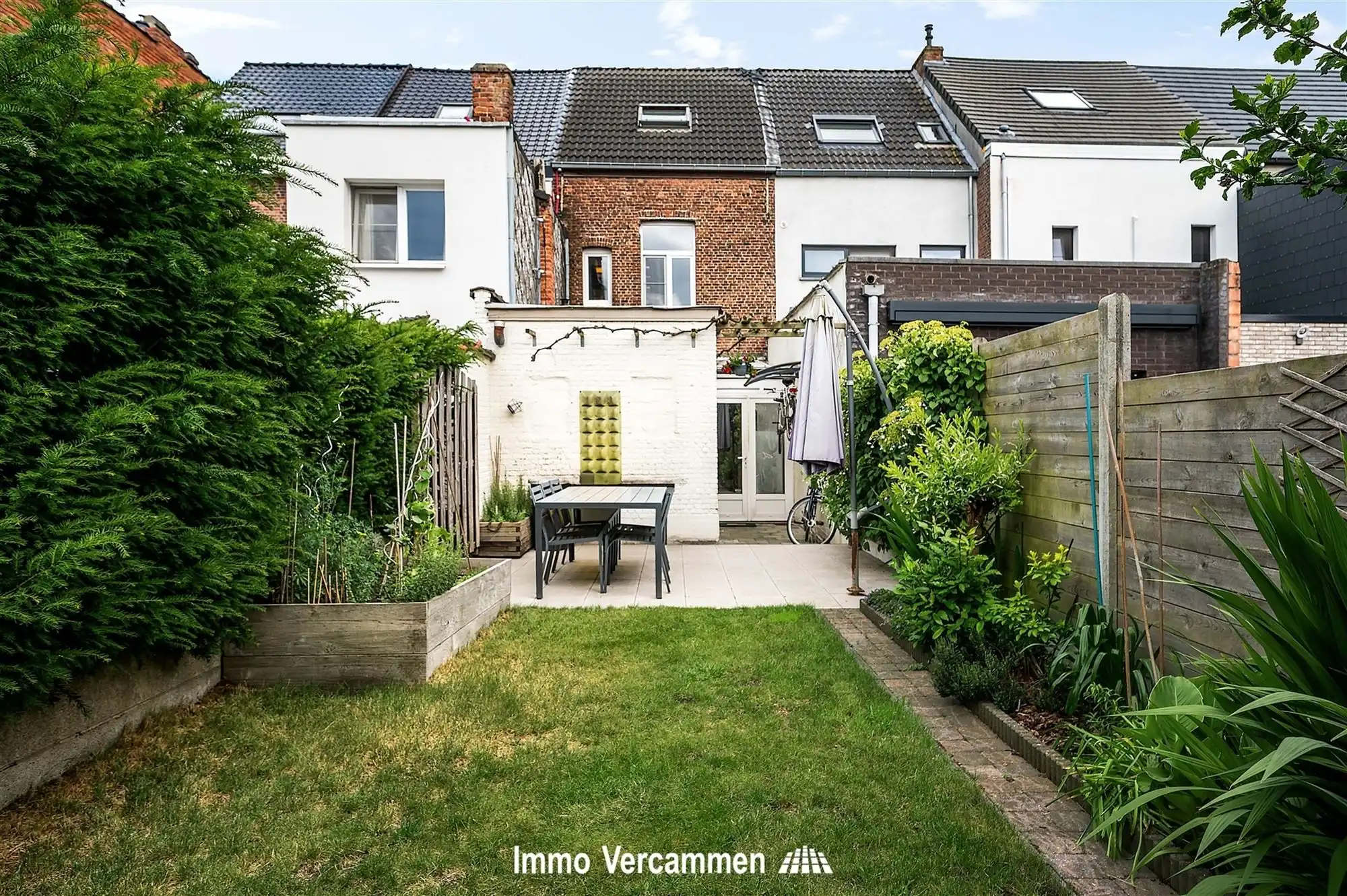 Deels gemoderniseerde woning te Duffel-West foto 11