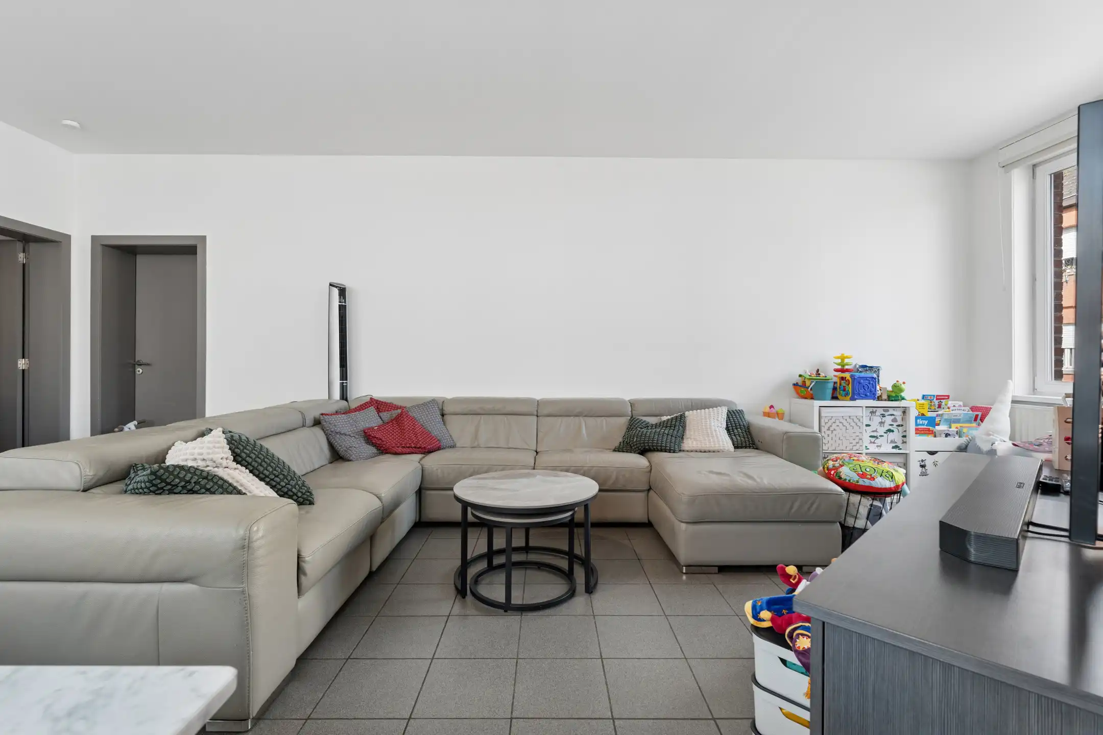 Gezinswoning met 4 slaapkamers en aanpalend magazijn foto 3