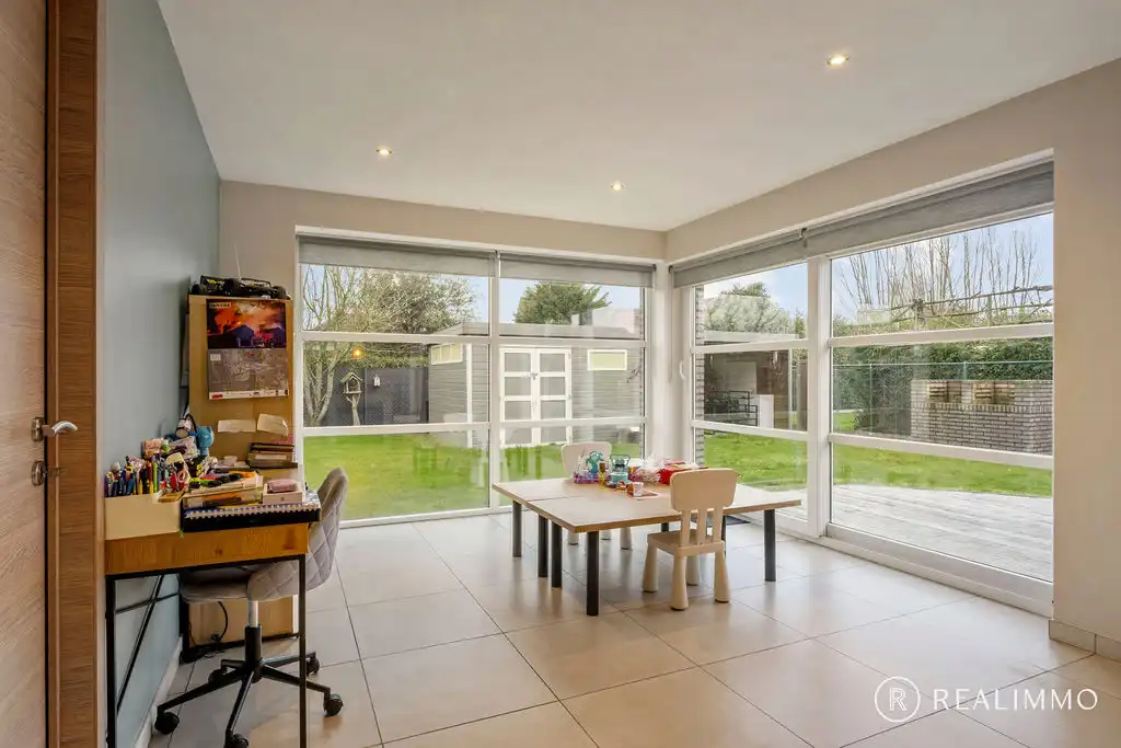 Ruime hedendaagse villa met zwembad in een gegeerde residentiële omgeving foto 12