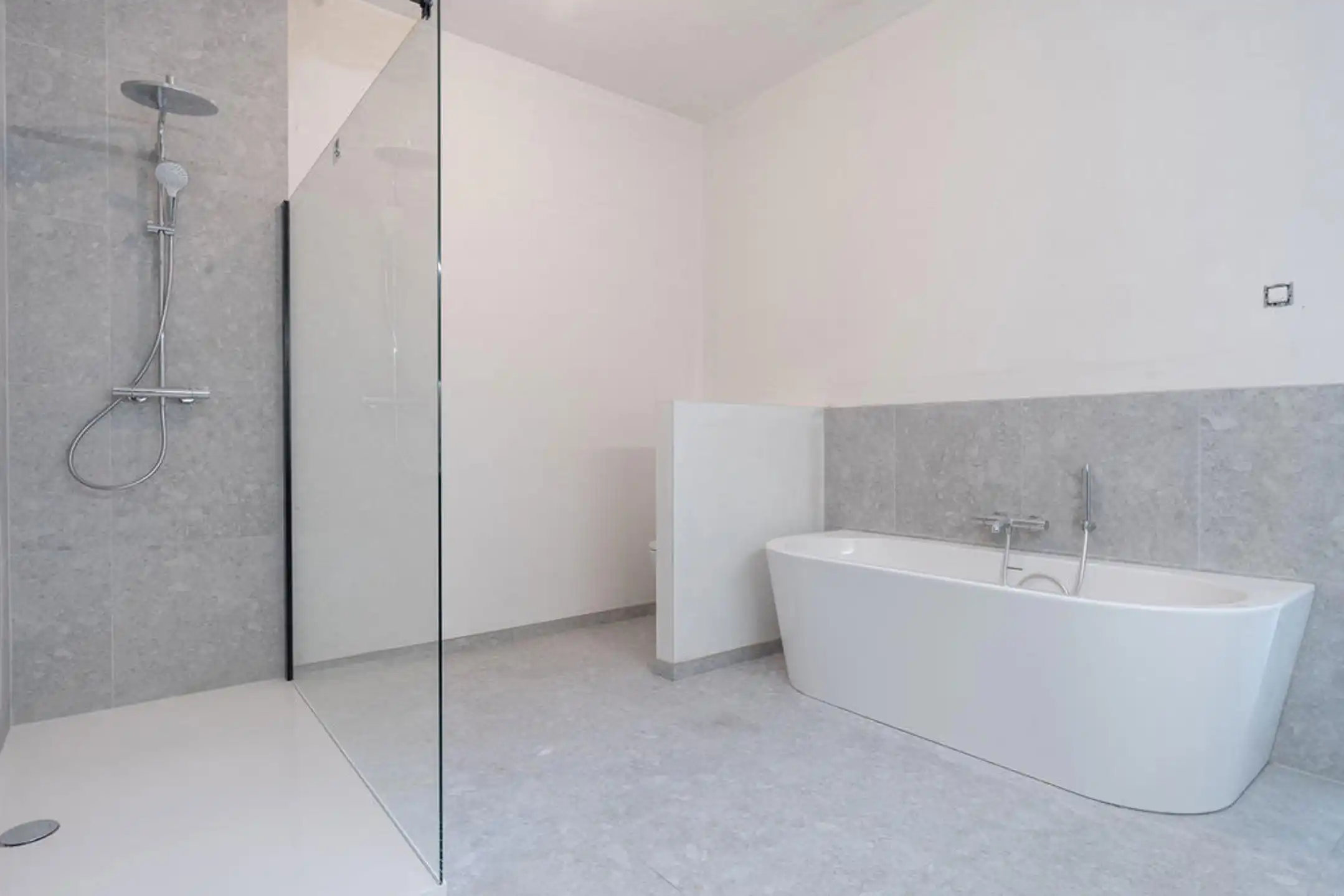 Modern 2-slpk app met terras en autostaanplaats. foto 8