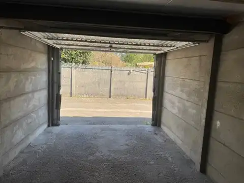 Rustig achterin gelegen garagebox te huur foto 6