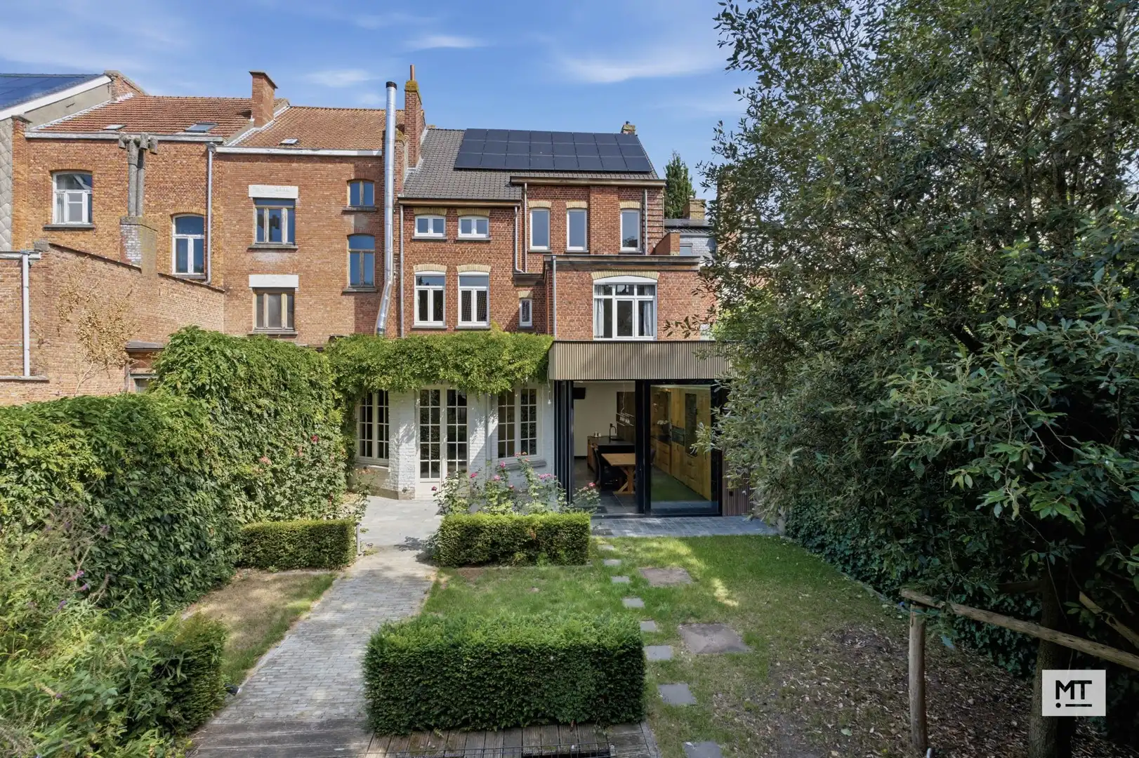 Bijzondere ruime herenwoning met 5 slaapkamers, 2 bureelruimtes, garage en tuin in het centrum van Ieper foto 36