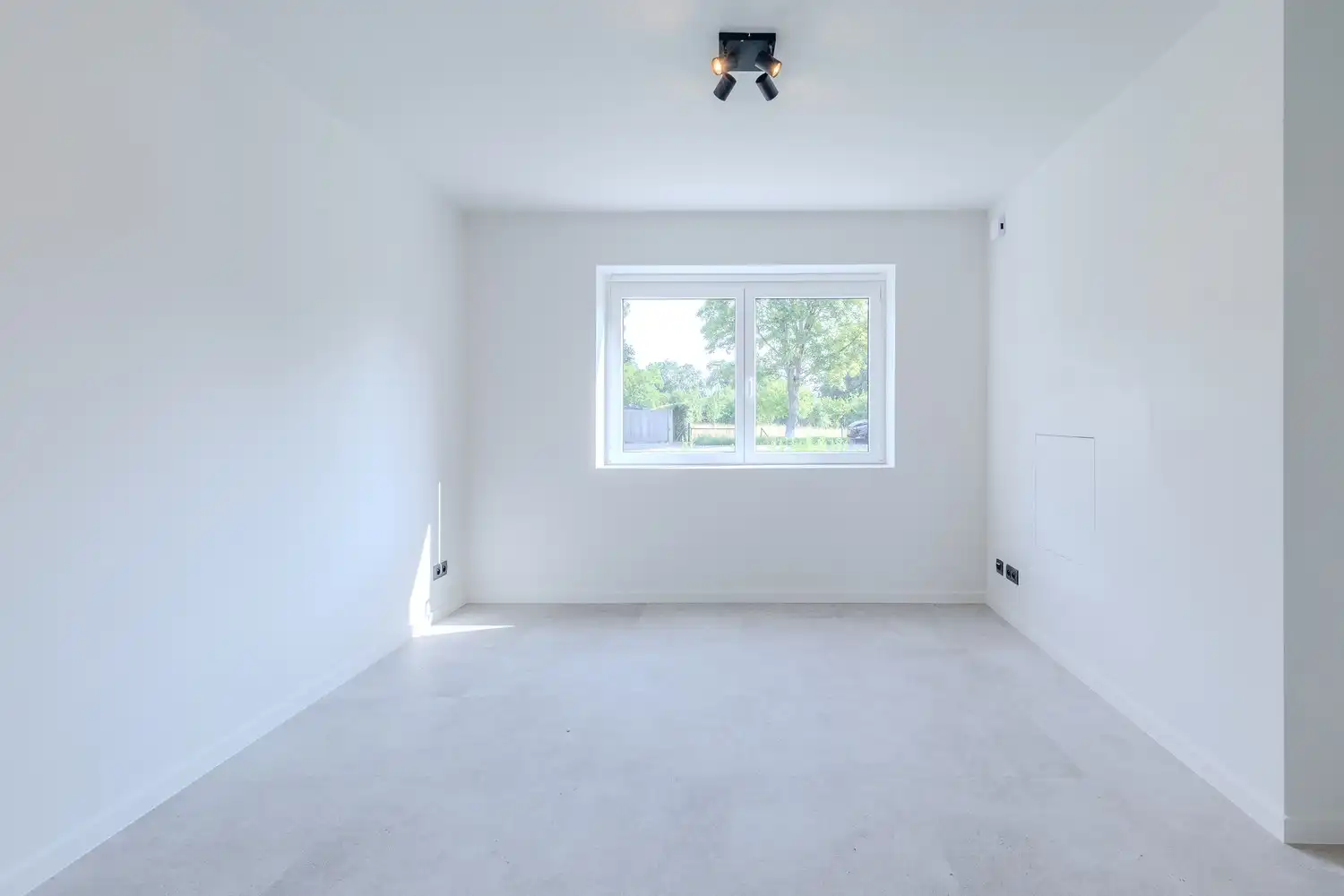 Volledig gerenoveerde huurwoning met drie slaapkamers en ruime tuin op toplocatie in Rekem foto 9