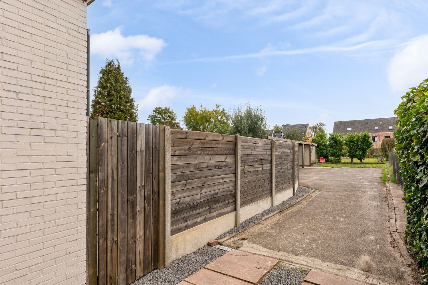 Uitzonderlijk gelijkvloers appartement met royale kelder en twee carports. foto 31