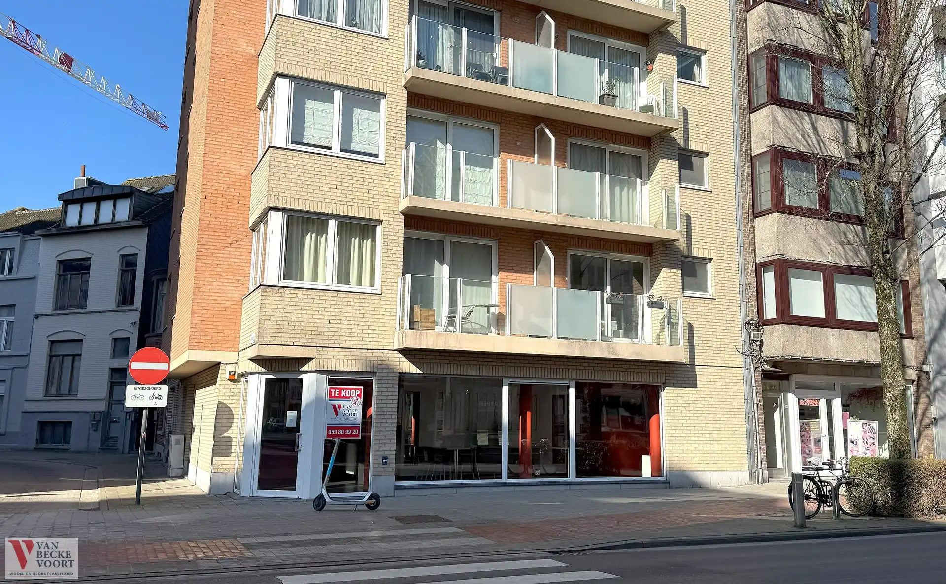 Handelsgelijkvloers 75m² foto {{pictureIndex}}