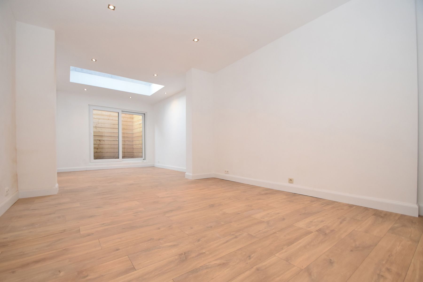 Recente woning met 3 slaapkamers, ruime badkamer en koertje  foto {{pictureIndex}}