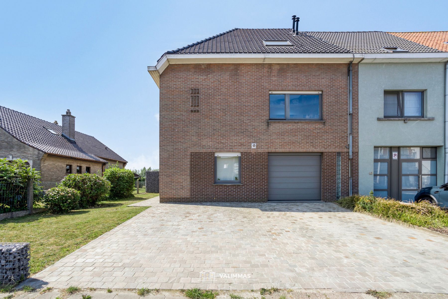Instapklare & comfortabele driegevelwoning mt garage en tuin foto 2