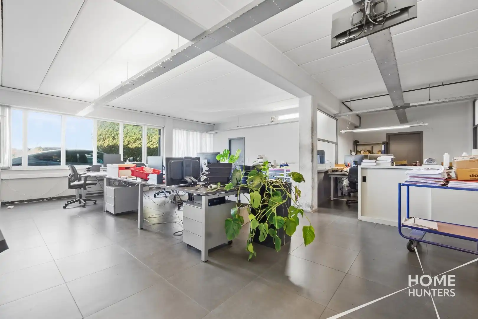 UITZONDERLIJK BEDRIJFSGEBOUW MET 2.268 M² LOODSRUIMTE EN 528 M² KANTOREN IN IEPER foto 4
