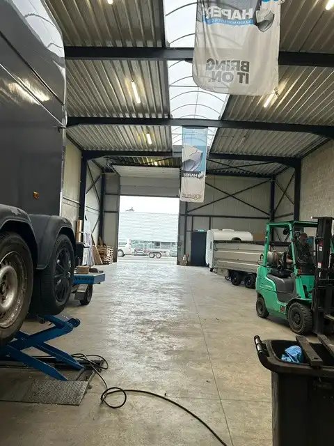 BEDRIJFSPAND MET SHOWROOM EN KANTOREN foto 7