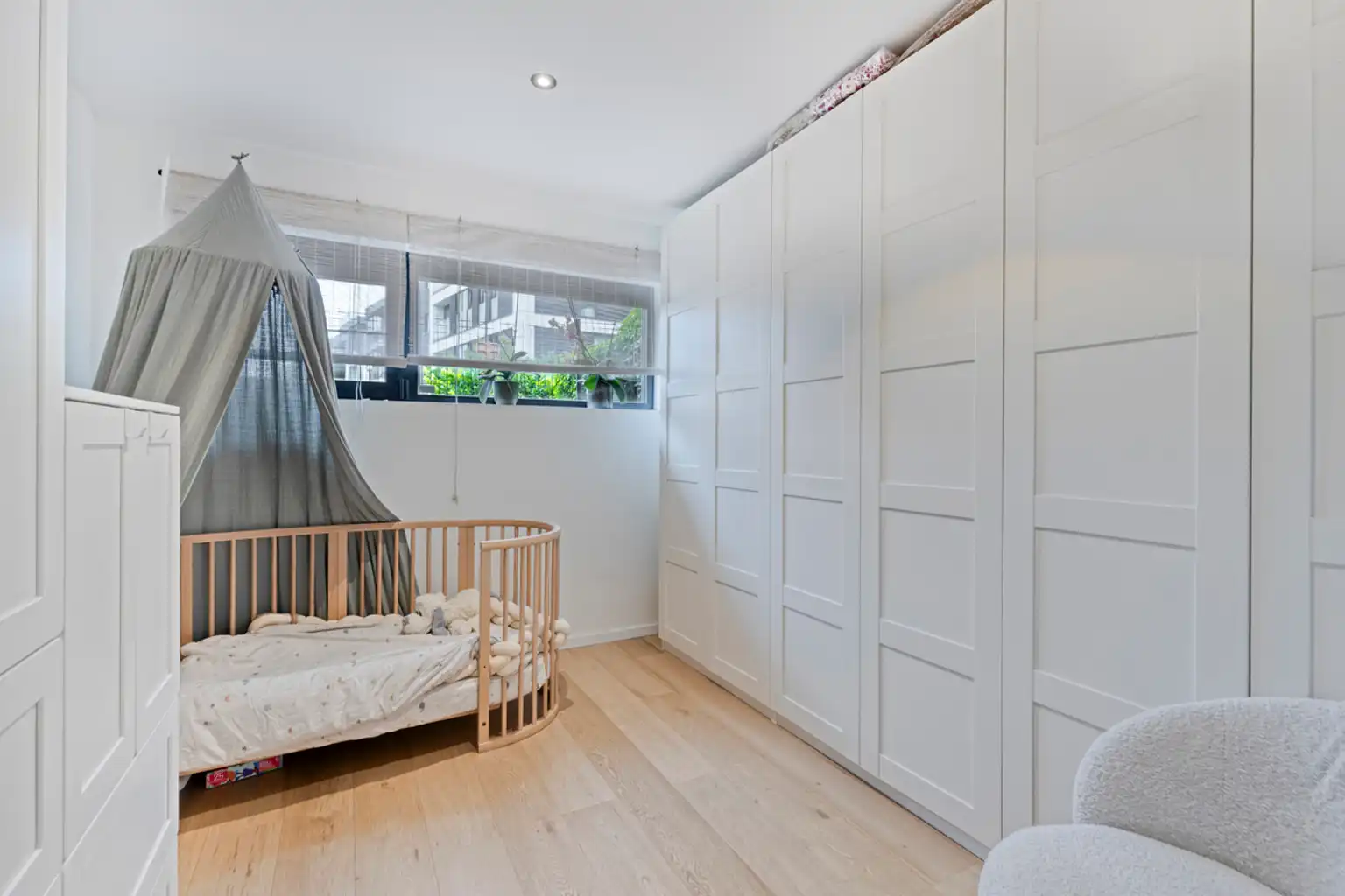 Instapklaar 2-slaapkamerappartement met tuin en garage foto 9