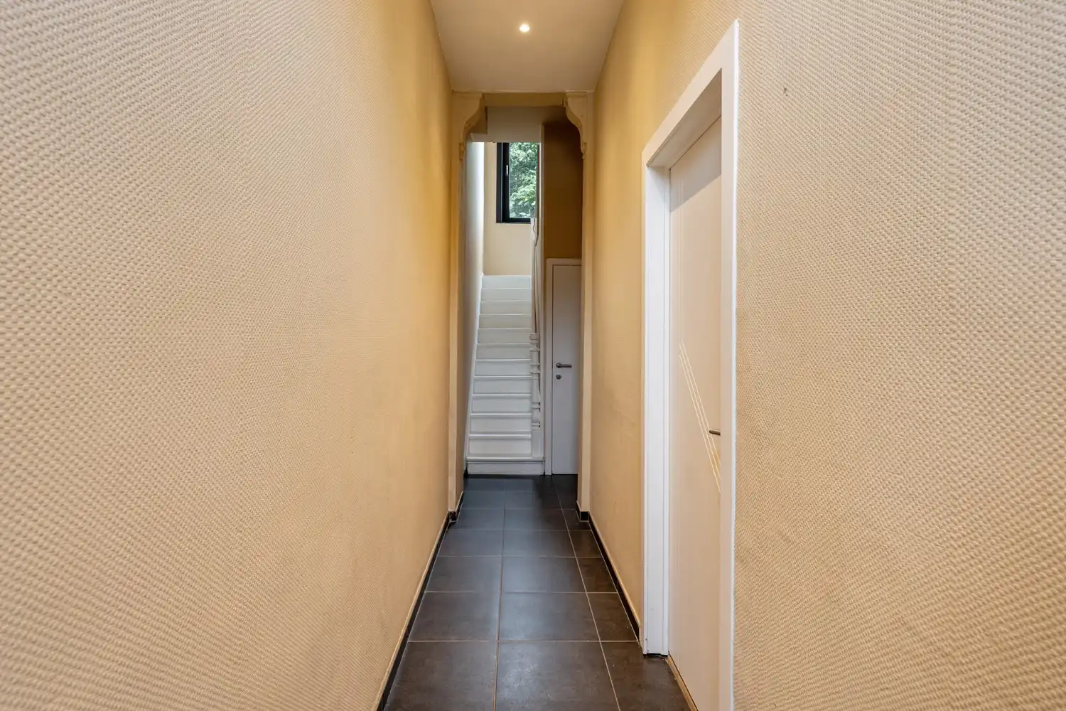Gerenoveerde en energiezuinige woning met 4 slaapkamers en een tuin grenzend aan het Mariapark te Leuven! foto 2