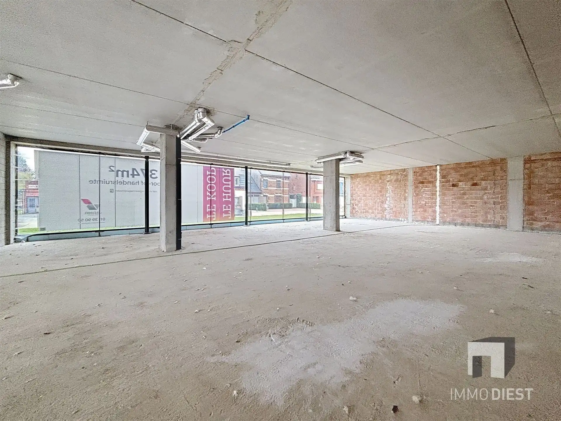 Commercieel Gebouw van 374m2 op toplocatie met parking! foto 11