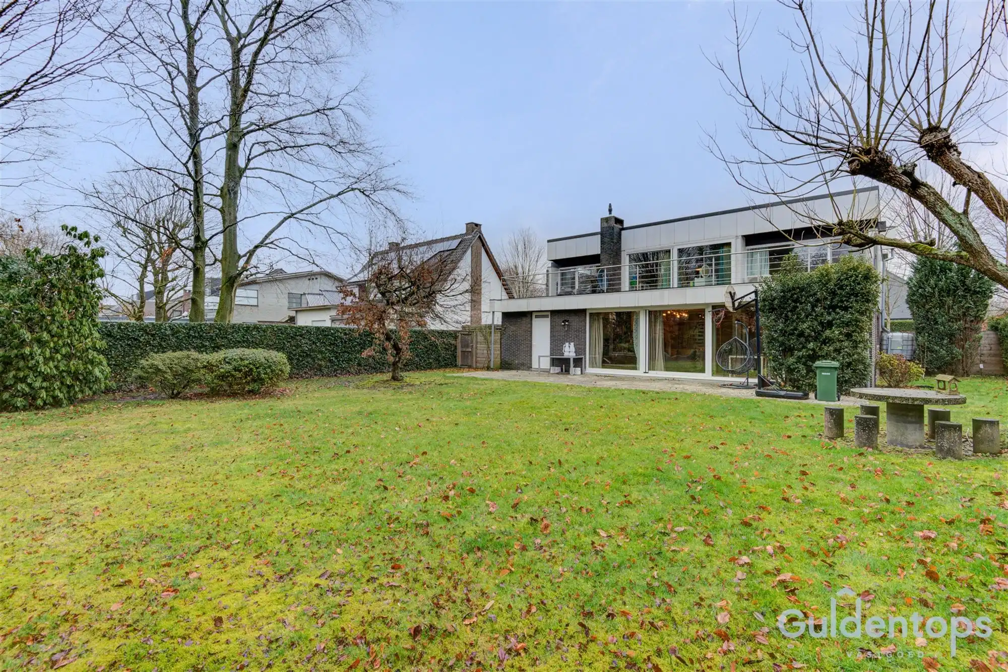 Knappe villa op exceptioneel perceel in gegeerde wijk foto {{pictureIndex}}