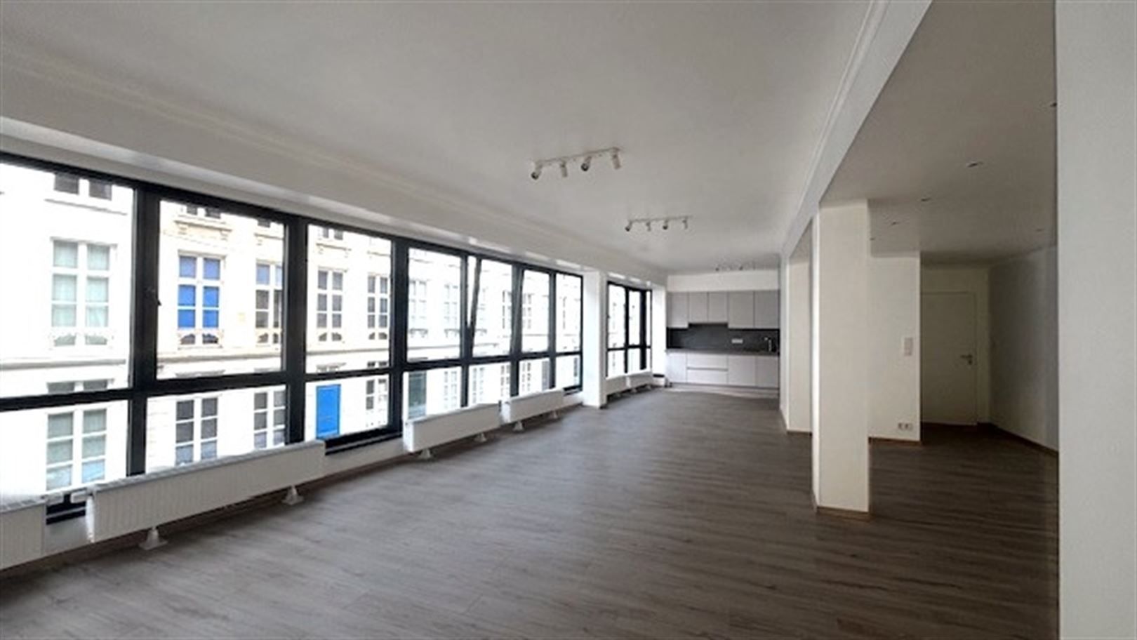 Gloednieuw gerenoveerd appartement in centrum Antwerpen foto {{pictureIndex}}