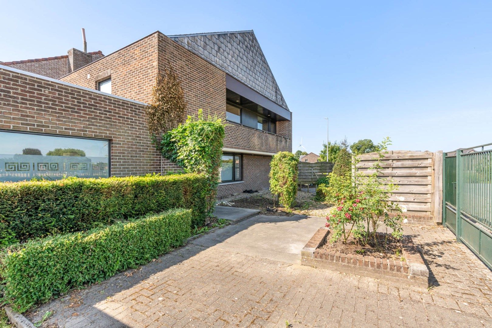 Multifunctioneel gebouw bestaande uit een woning, een winkel en een magazijn/werkplaats gelegen op een rustige locatie te Voorshoven! foto 31