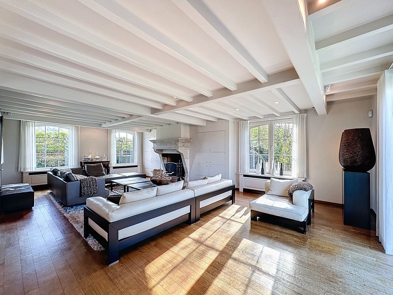 Instapklaar, luxueus afgewerkte VILLA (5 slpkms, dubbele garage, ...) met BIJGEBOUWEN (stallingen en bergplaats) te Ingelmunster. Grondopp.: 2.814m2 foto 11