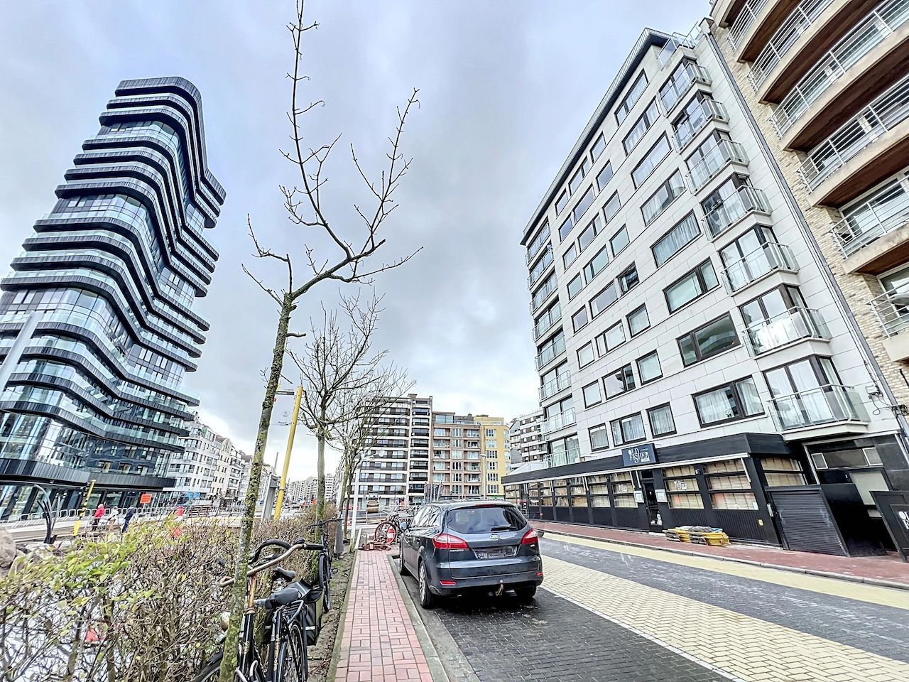 Prachtig gelegen, zeer goed georiënteerd hoekappartement met zicht op zee over het Heldenplein. foto {{pictureIndex}}