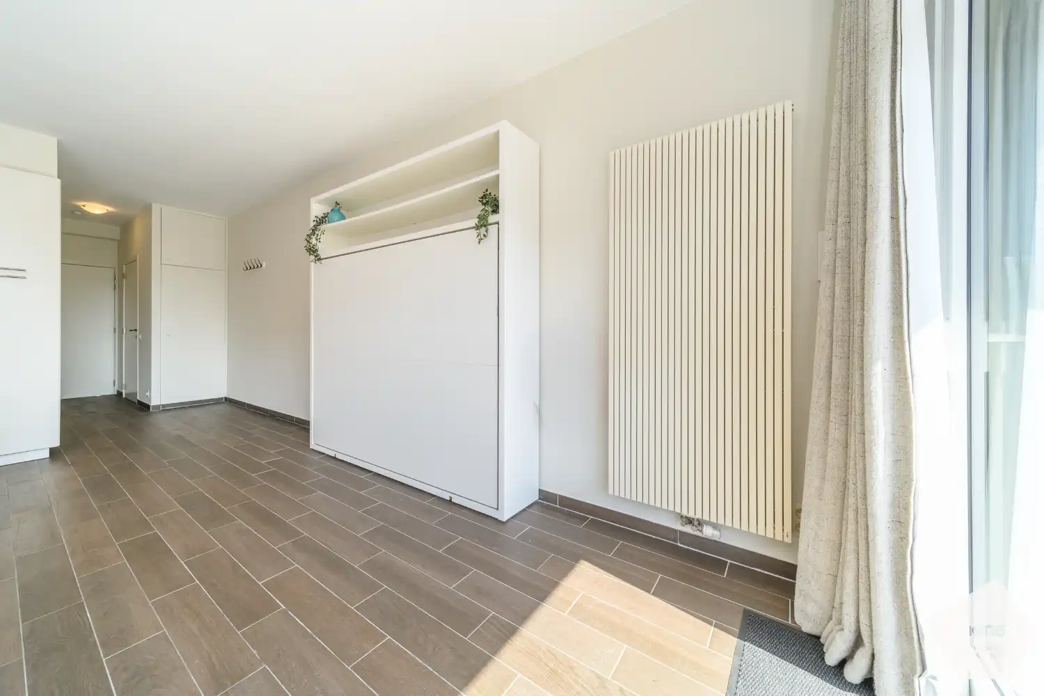 Prachtig gerenoveerde studio met slaapkamer en zijdelings zeezicht foto 10