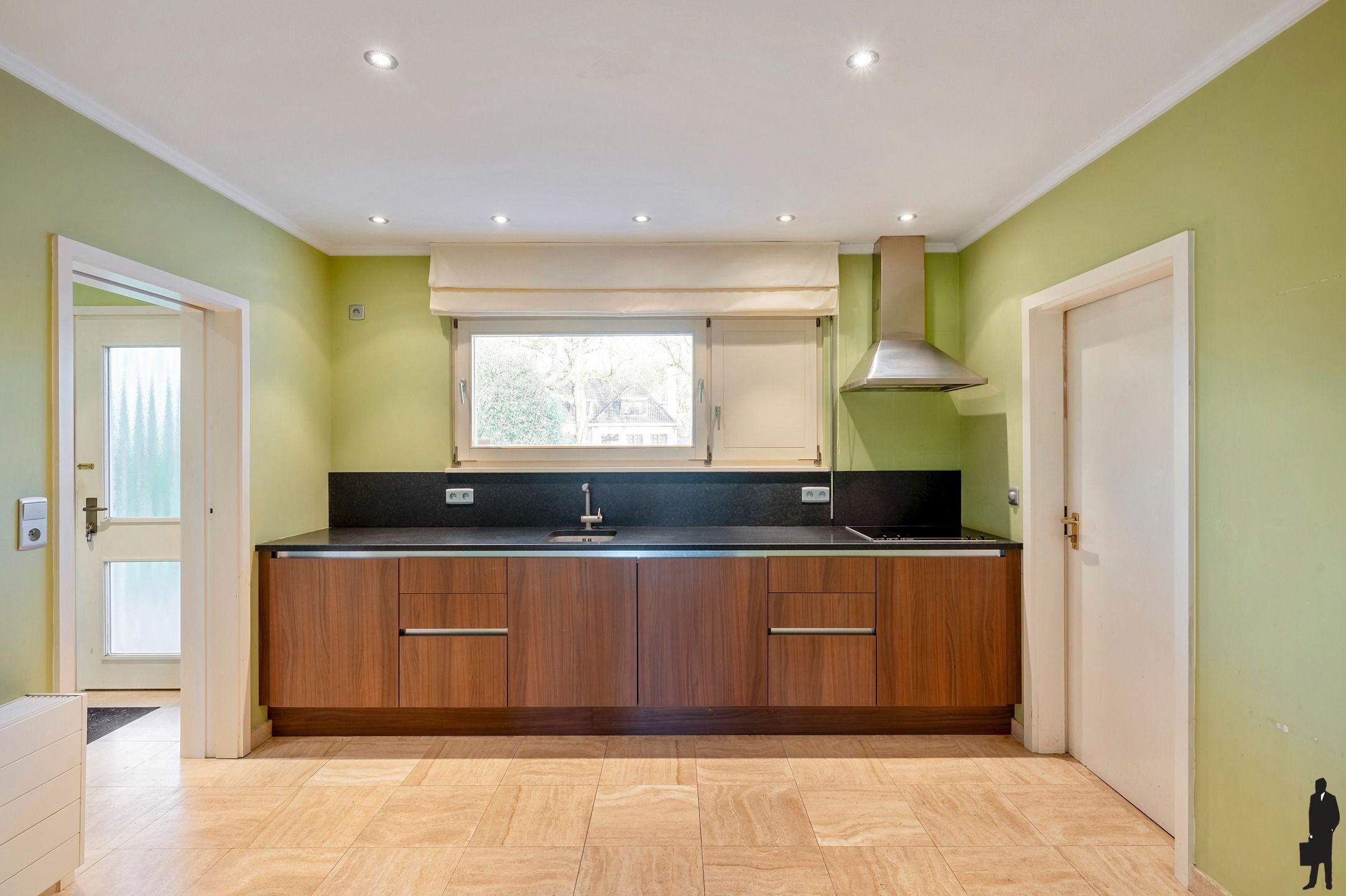 Een volledig te renoveren gelijkvloerse villa (heden kantoor) op ca. 2.438 m² foto 8