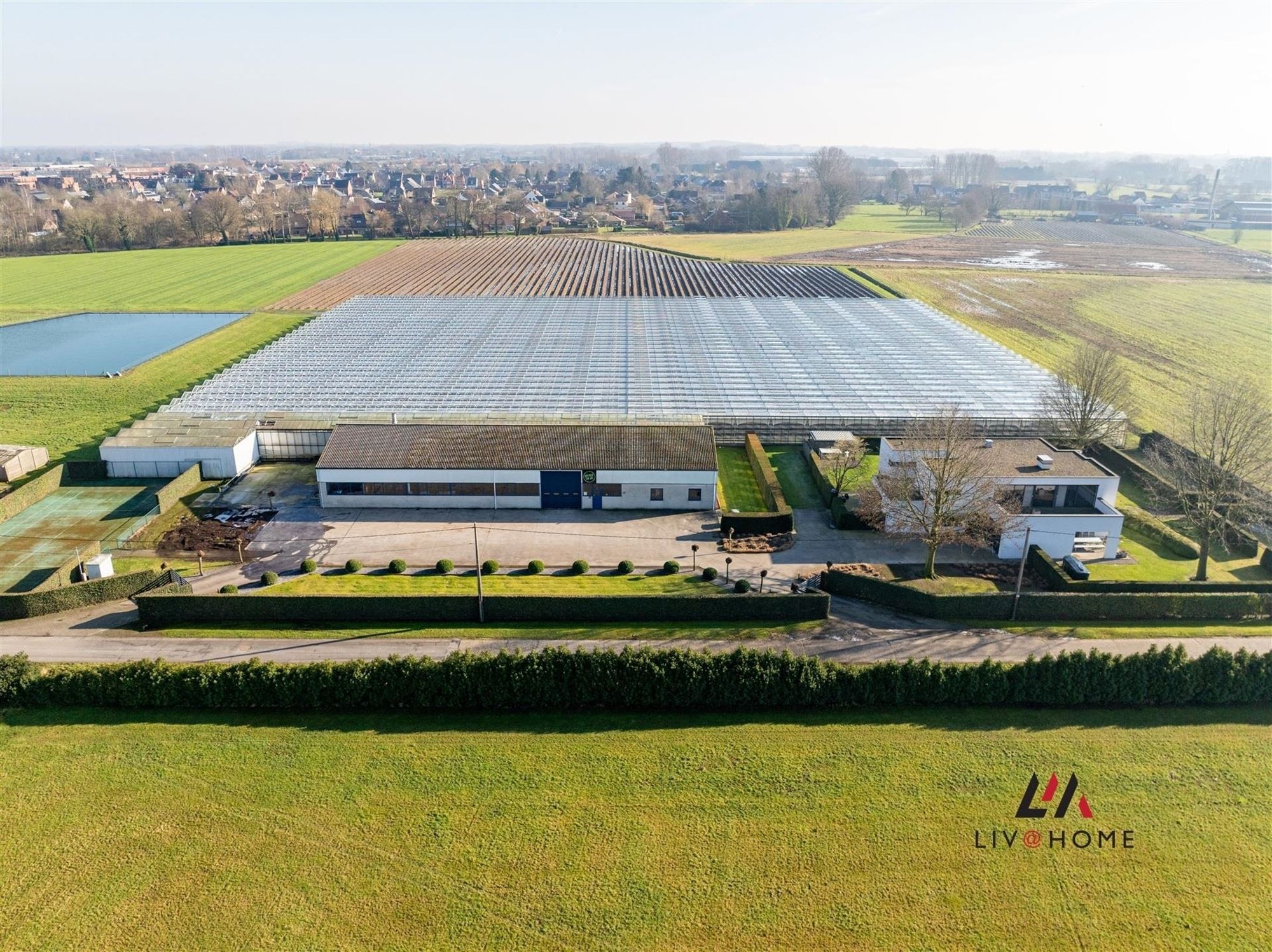 Moderne landbouwwoning met serre en loods op 10 ha foto {{pictureIndex}}