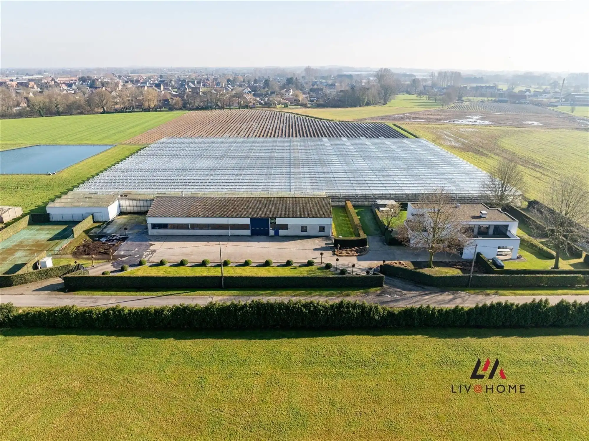 Moderne landbouwwoning met serre en loods op 10 ha foto {{pictureIndex}}