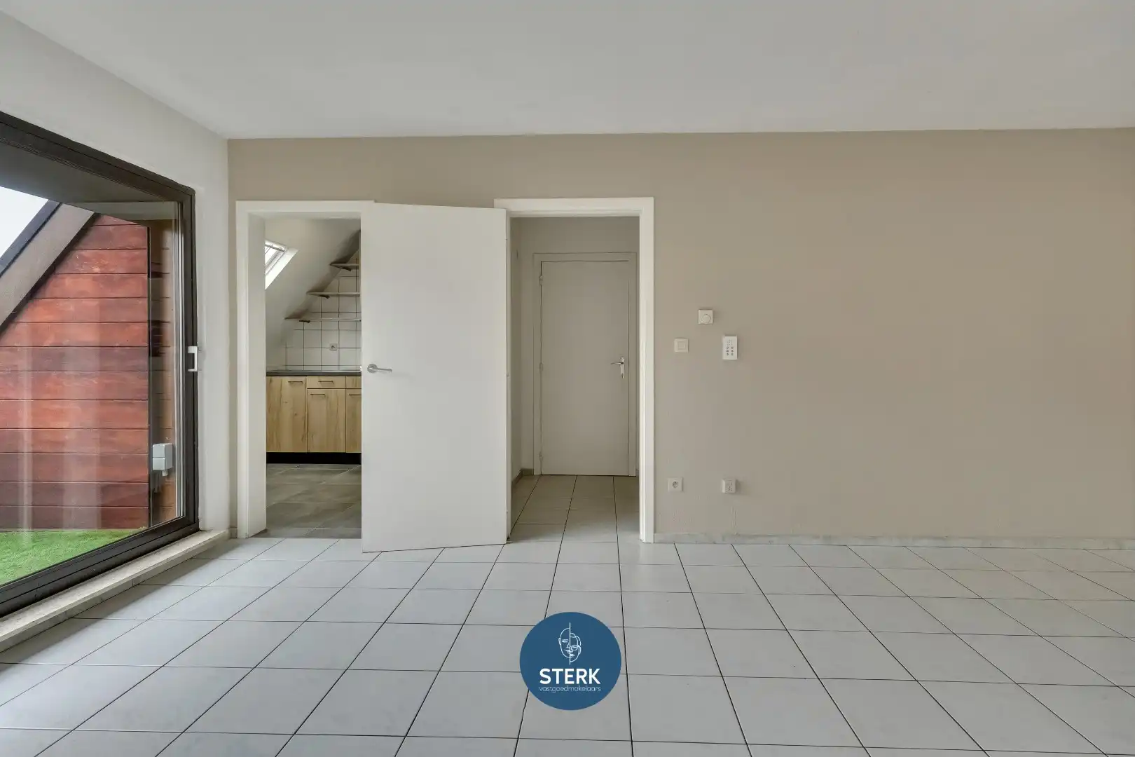 APPARTEMENT MET 2 SLPKS OP EEN GUNSTIGE LOCATIE TE GELLIK-LANAKEN !  foto 6