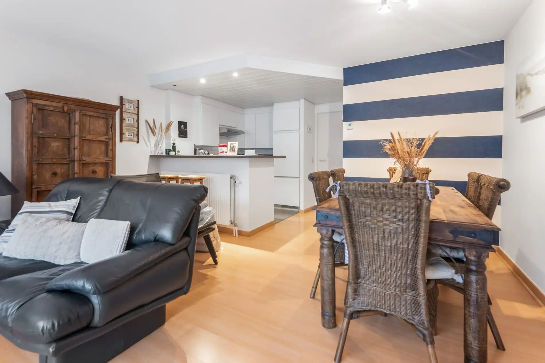 Zonnig en goed onderhouden gemeubeld app. vlakbij de Dumortierlaan foto 3