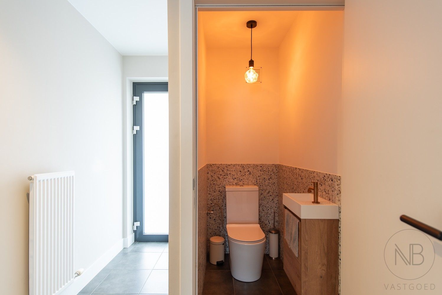 Instapklaar appartement met 2 slaapkamers & autostaanplaats! foto 14