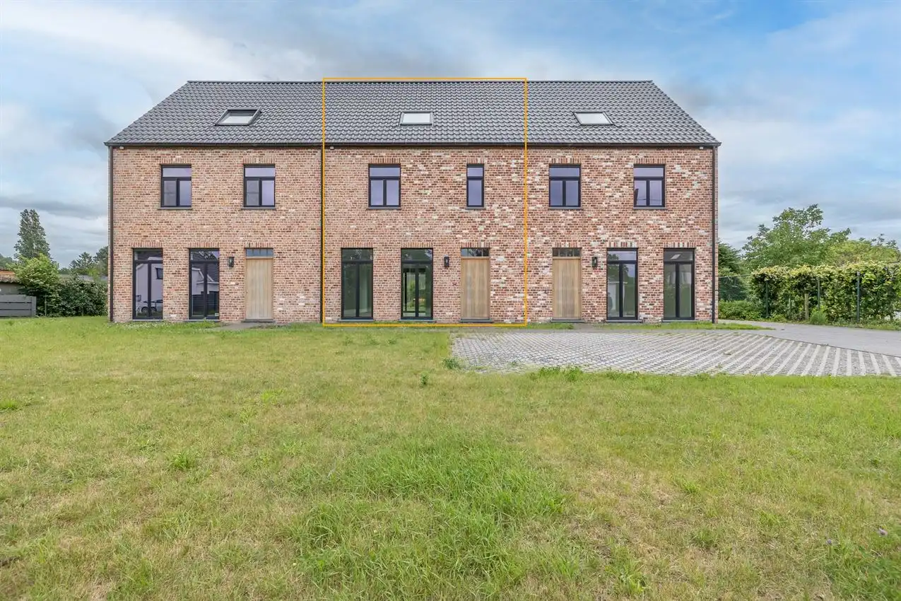 Nieuwbouw met vier slaapkamers, mooie tuin en centrale ligging foto {{pictureIndex}}
