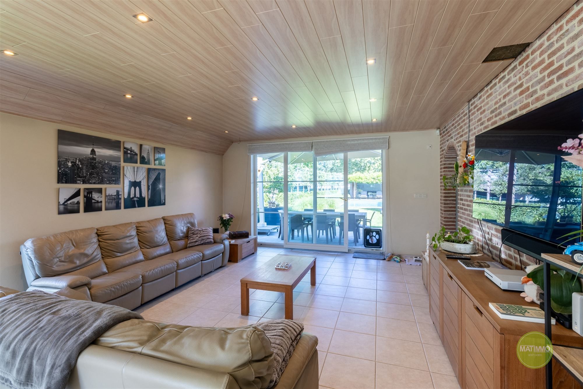 Instapklare gezinswoning met magazijn, zwembad en poolhouse  foto 4