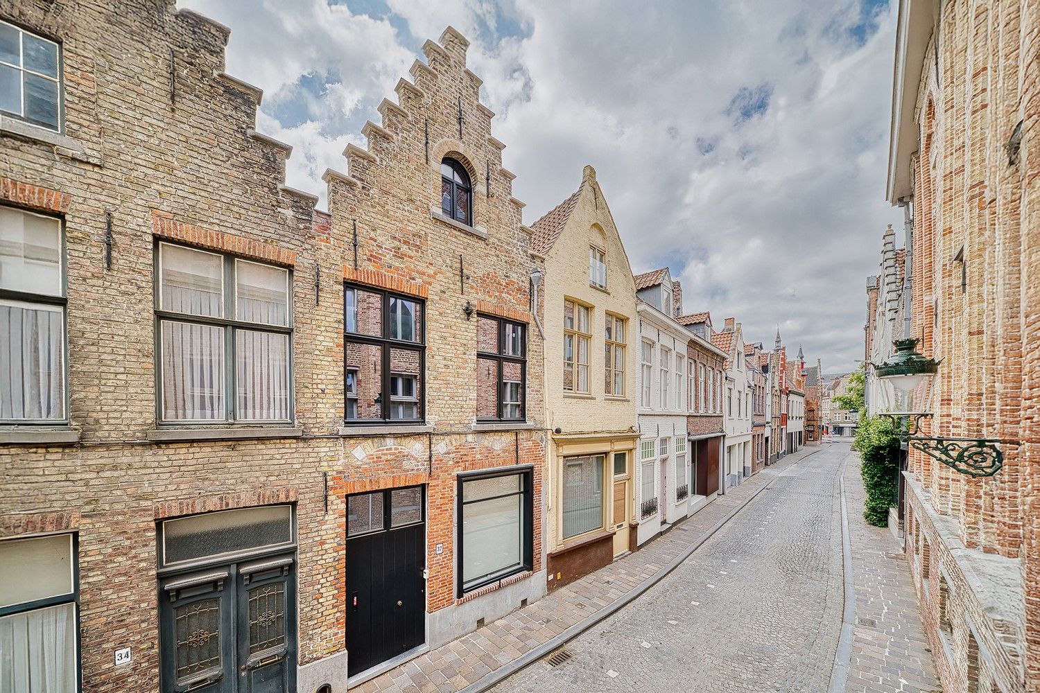 Brugge centrum ,op wandelafstand van de Markt en Lange Rei, RECENT GERENOVEERD PRACHTIG 18 é EEUWS BRUGS HUIS met zonnige stadspatio, 3 slaapkamers. foto 24