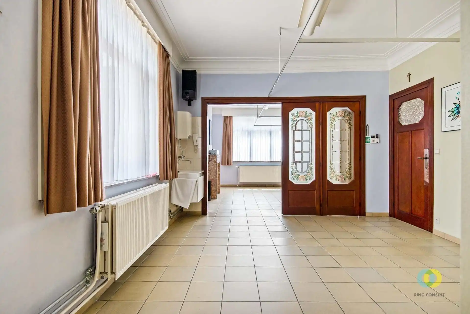 Ruime woning met praktijkruimte, garage en tuin foto 3