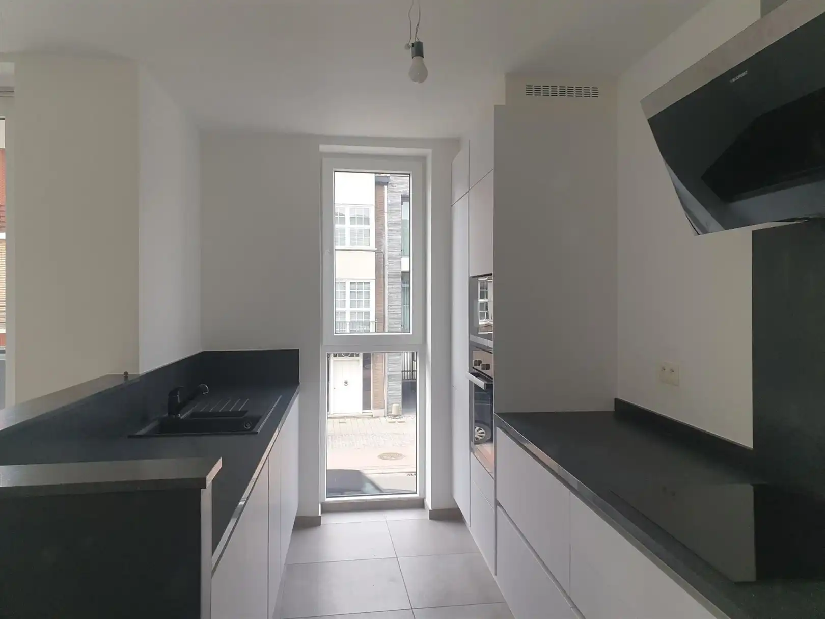VOLLEDIG OPGESCHILDERD NIEUWBOUWAPPARTEMENT MET TWEE SLAAPKAMERS EN TWEE TERRASSEN foto 4
