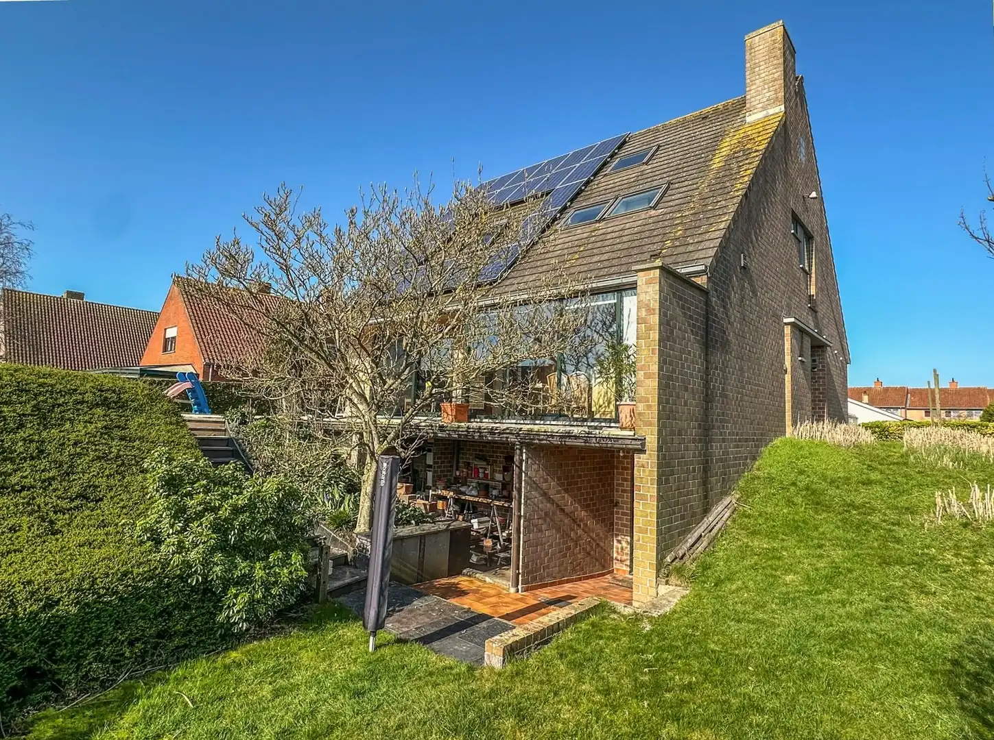 Zeer ruime villa met 4 slaapkamers, grote tuin  (869m²) en volledig onderkelderd. foto {{pictureIndex}}