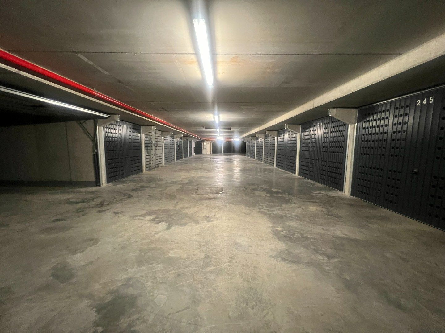 Gesloten garagebox centraal gelegen in het Zoute foto 2