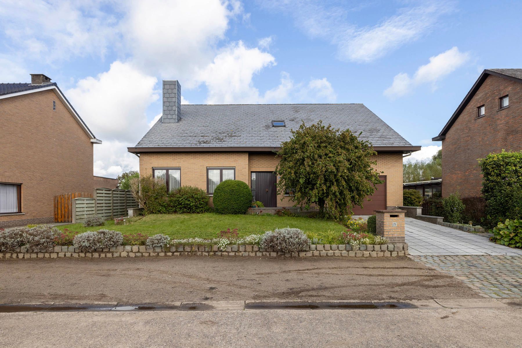 Hoofdfoto van de publicatie: OB met 4 slpk, garage en volledige kelder op 1.749m²